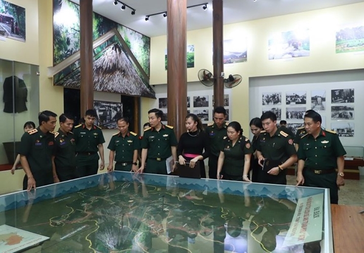 老挝《人民军队报》干部、记者代表团：在抗战首都的难忘回忆